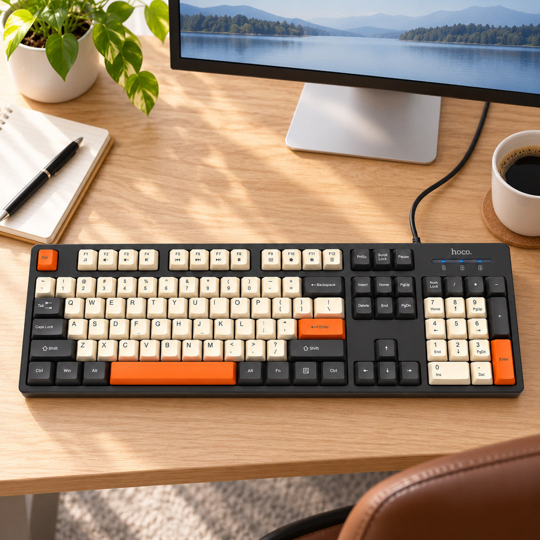 Teclado Hoco GM61 en escritorio
